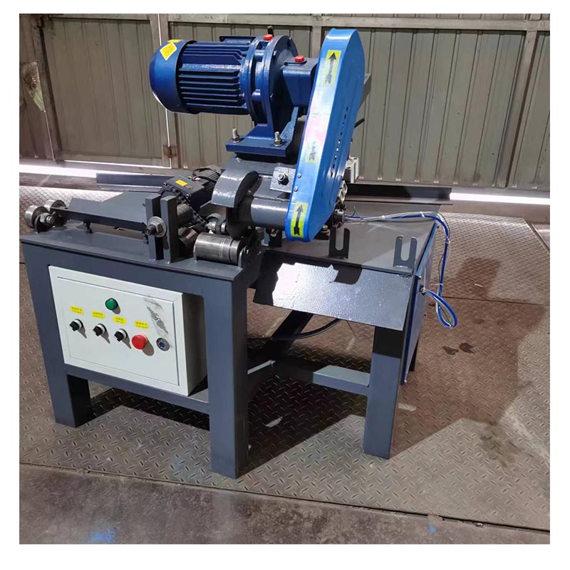 Automatic feeding pipe cutter