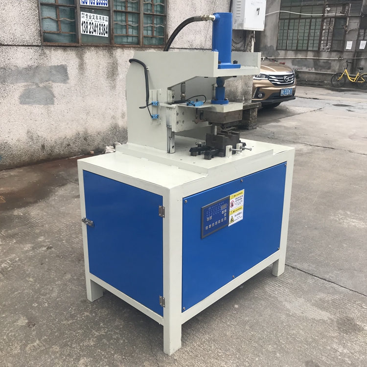 Hydraulic steel pipe chamfering machine