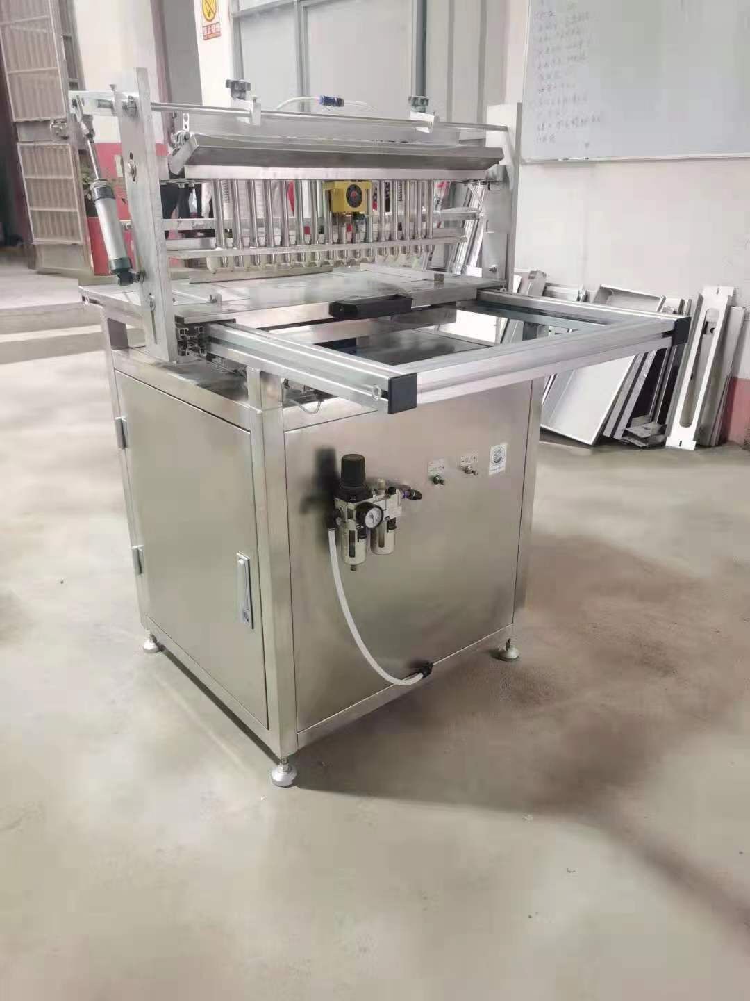 Semi-automatic hole pan planter